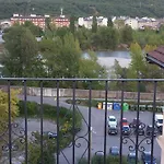 Pirineos בית הארחה