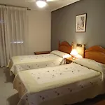 Pirineos בית הארחה