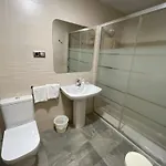 Pirineos בית הארחה 2*