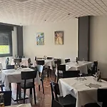 Pirineos בית הארחה