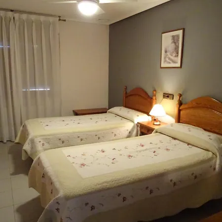 Pirineos Πανσιόν