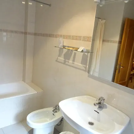 Pirineos Πανσιόν