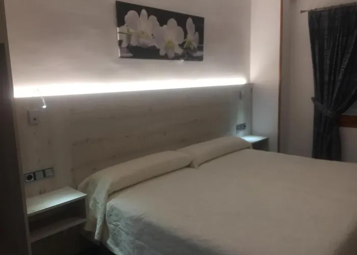 Pirineos בית הארחה