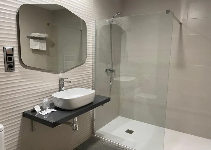 Pirineos בית הארחה 2*