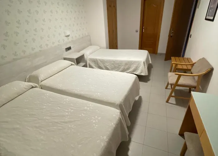 Pirineos בית הארחה