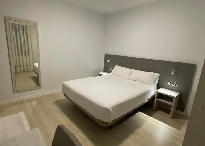 Pirineos בית הארחה